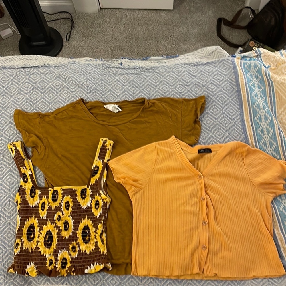 Bundle of summer fun. Fit Sz. Small. Crop tops. EUC.